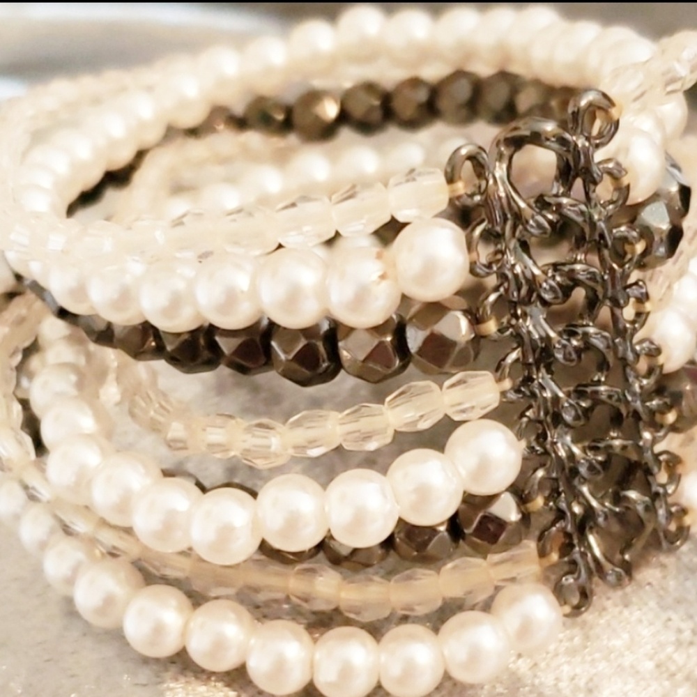 Layered bracelet white & black pearls